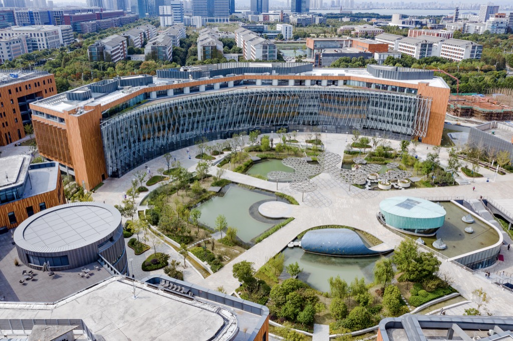 商学院学者获聘西浦首位江苏省特聘教授
